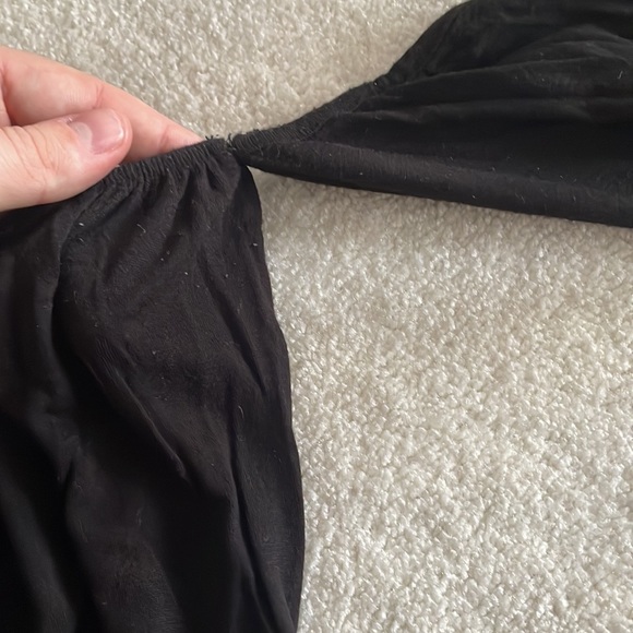 Flowy off the should black top - Picture 8 of 9